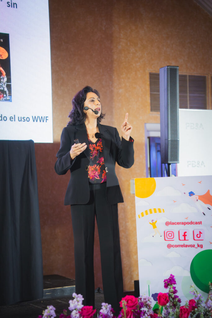 Imagen de una oradora en un evento de empoderamiento femenino