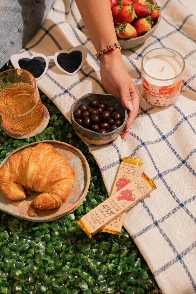 pícnic afuera con chocolate de cacao